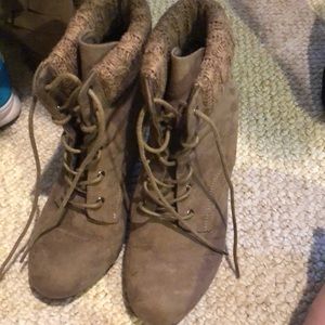 Wedge tan boots